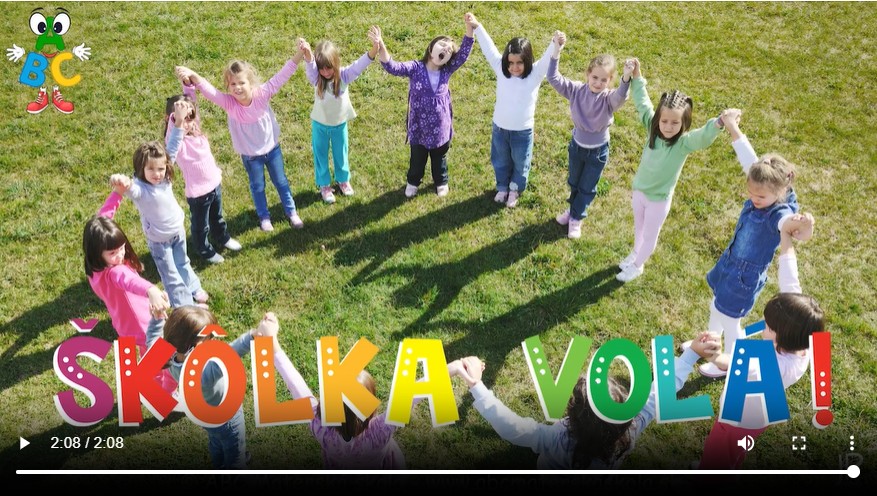 Vypočuj a zaspievaj si pesničku: Brána škôlky otvára sa, každé dieťa usmieva sa.